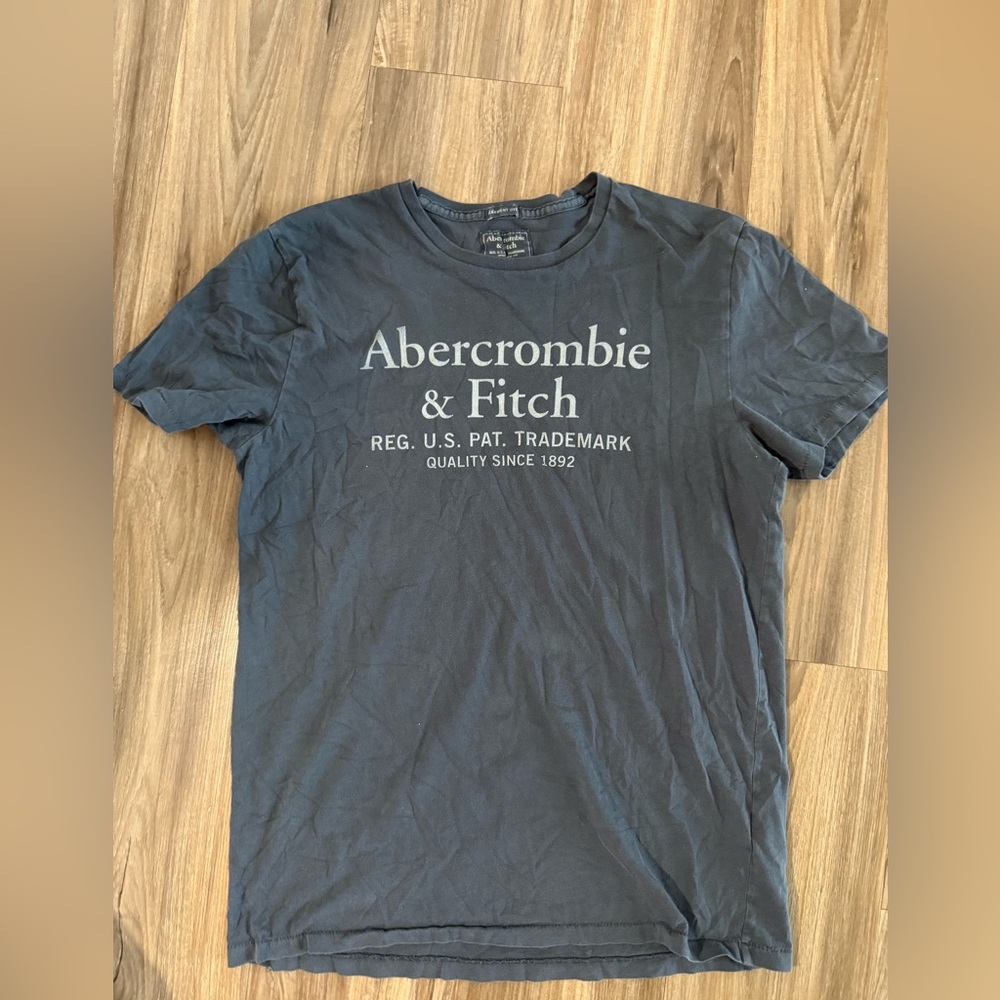 Abercrombie & Fitch Men's Black Graphic Tee